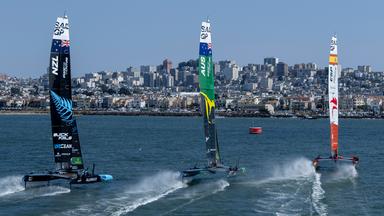 Die SailGP-Teams aus Neuseeland, Australien und Spanien treten vor der Küste San Franciscos gegeneinander an.