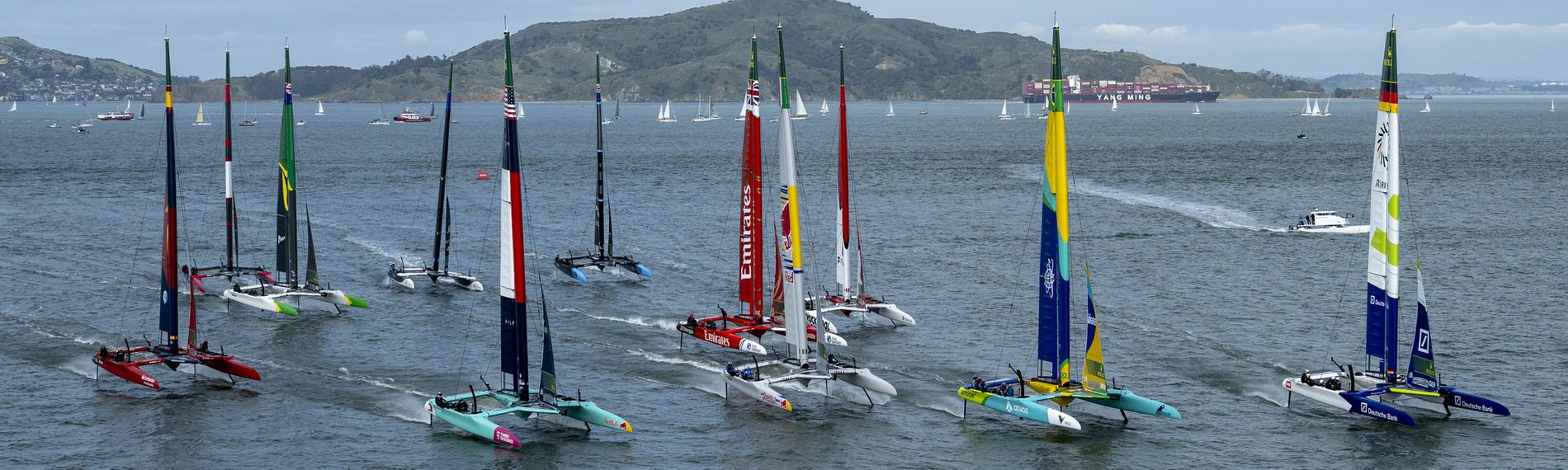 Beim Oracle San Francisco Sail Grand Prix sind Schiffe auf dem Wasser.