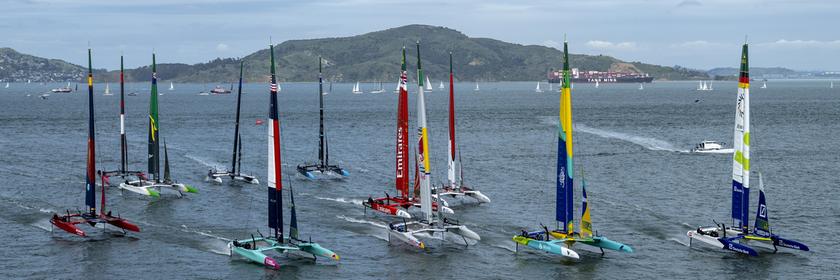 Beim Oracle San Francisco Sail Grand Prix sind Schiffe auf dem Wasser.