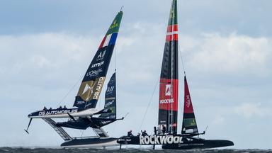 Das Team Frankreich in Not. Rechts ist das dänische Team Rockwool Racing.