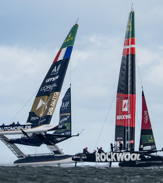 Das Team Frankreich in Not. Rechts ist das dänische Team Rockwool Racing.