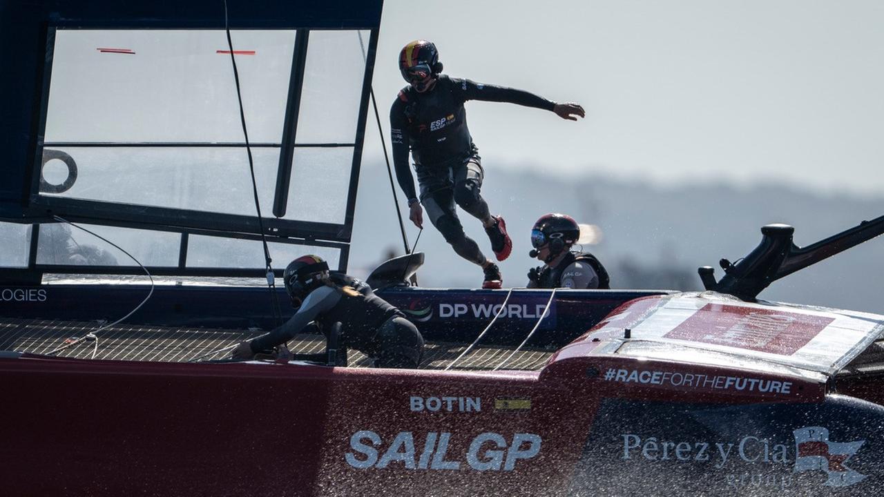 Action auf dem spanischen F50-Rennkatamaran im Team um Fahrer Diego Botin. 