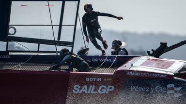 Action auf dem spanischen F50-Rennkatamaran im Team um Fahrer Diego Botin. 