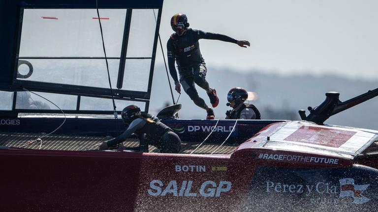 Action auf dem spanischen F50-Rennkatamaran im Team um Fahrer Diego Botin. 