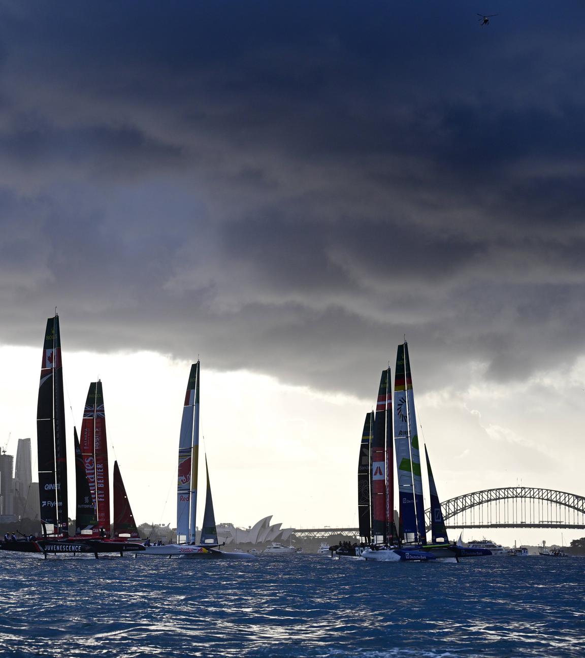 Das Teilnehmerfeld beim Start von Rennen 4 am ersten Renntag des SailGP im Hafen von Sydney am 28. Februar 2026.
