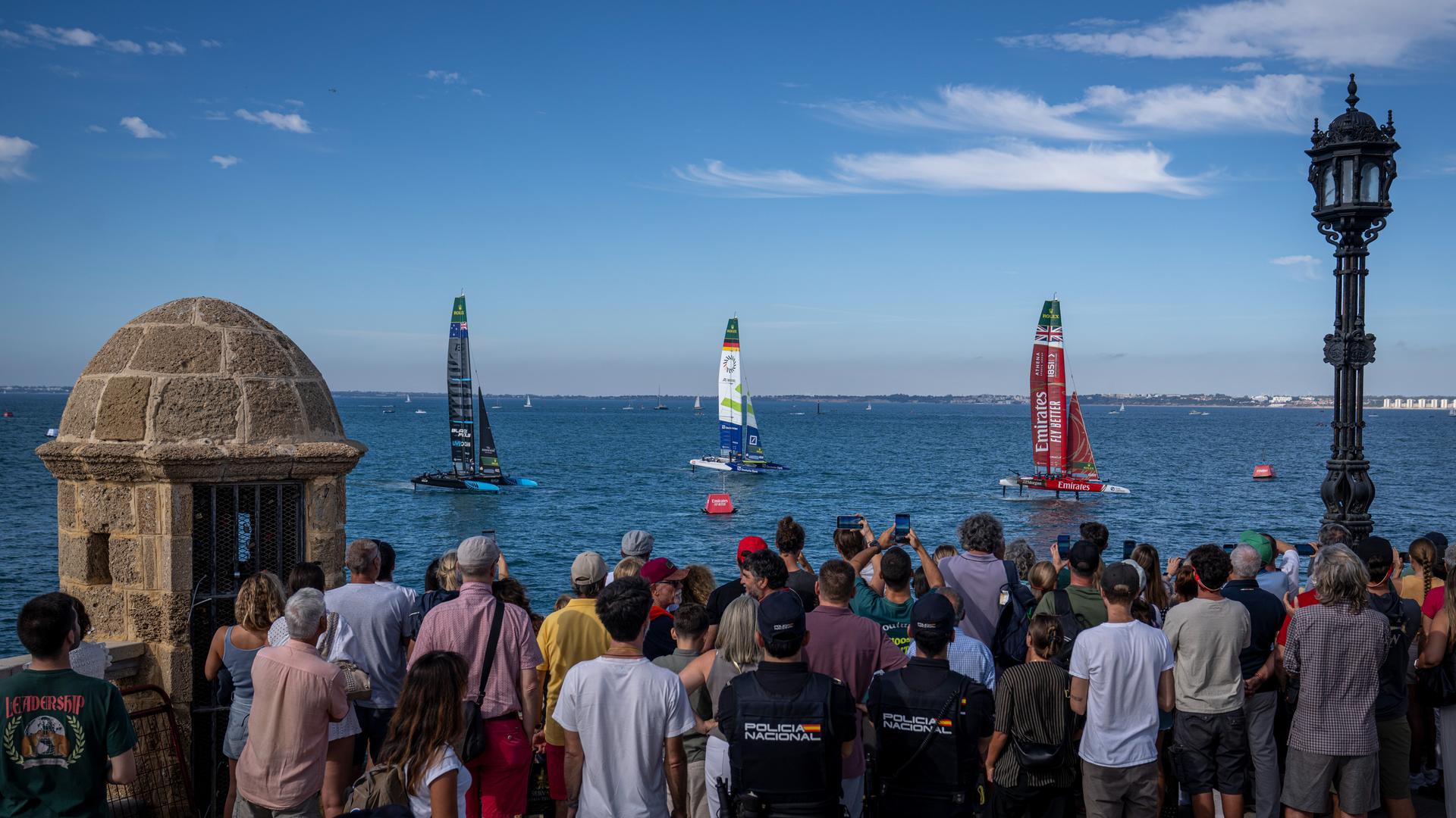 Zuschauer beobachten in Cádiz die Rennen der SailGP.