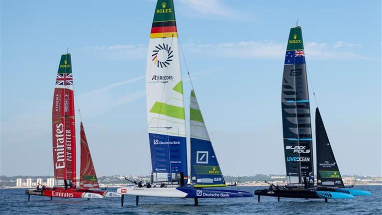 Team Germany (Mitte) beim Finale des SailGP-Events in Cádiz.