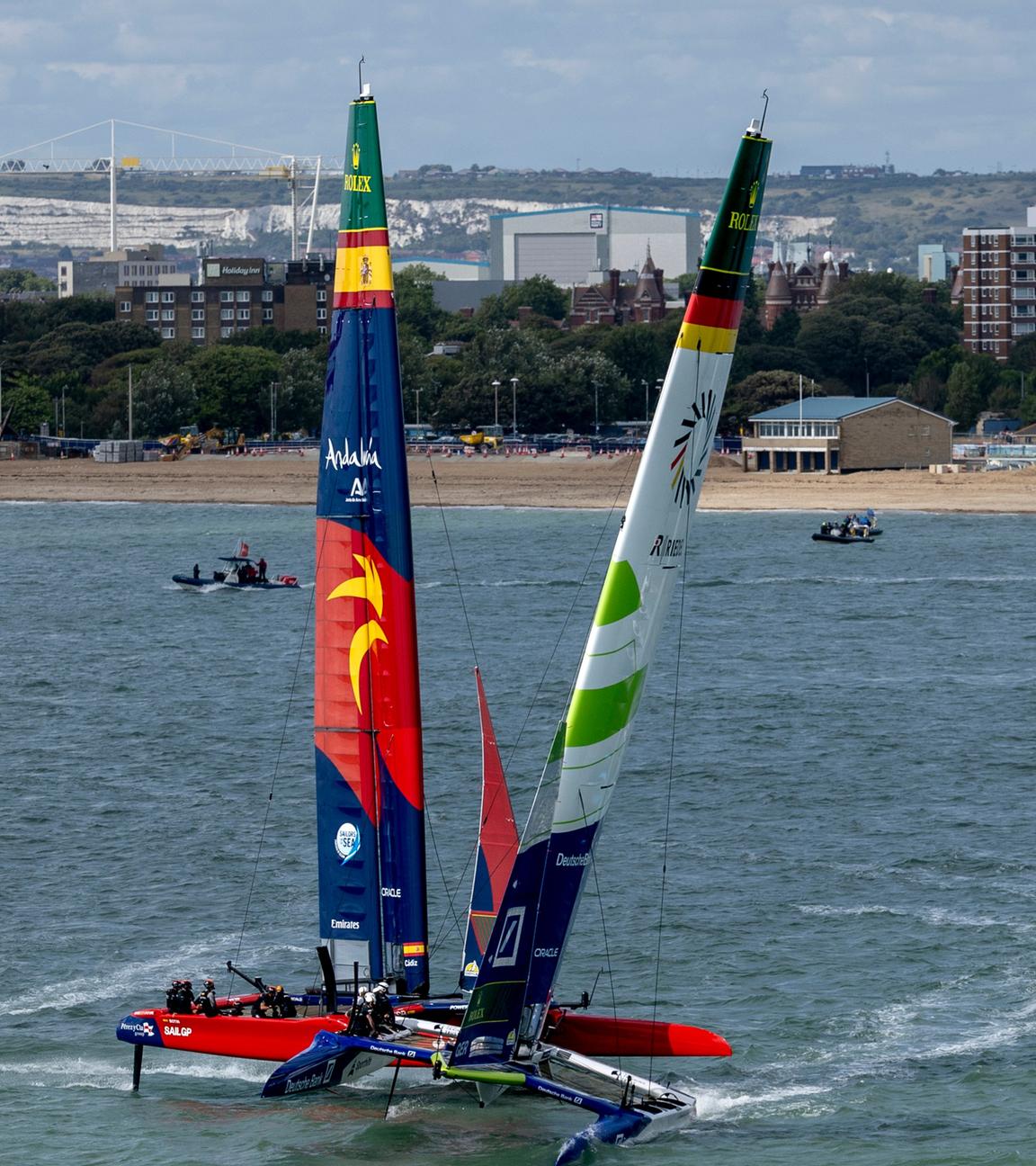 SailGP: Das Germany SailGP Team und Spaniens "Los Gallos" vor Portsmouth.