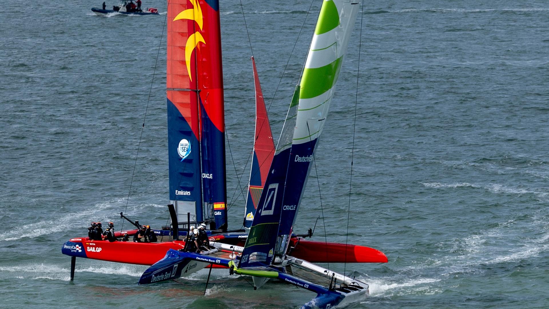 SailGP: Das Germany SailGP Team und Spaniens "Los Gallos" vor Portsmouth.