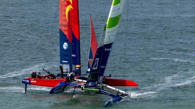SailGP: Das Germany SailGP Team und Spaniens "Los Gallos" vor Portsmouth.