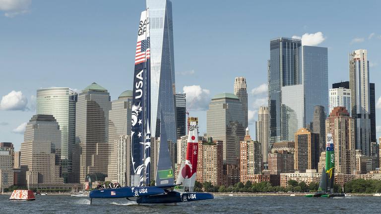 Archiv: zwei SailGP Teams Japan, USA, Australien segeln ihre Rennyachten während des zweiten Renntages des SailGP F50 auf dem Hudson River New York, am 22.06.2019