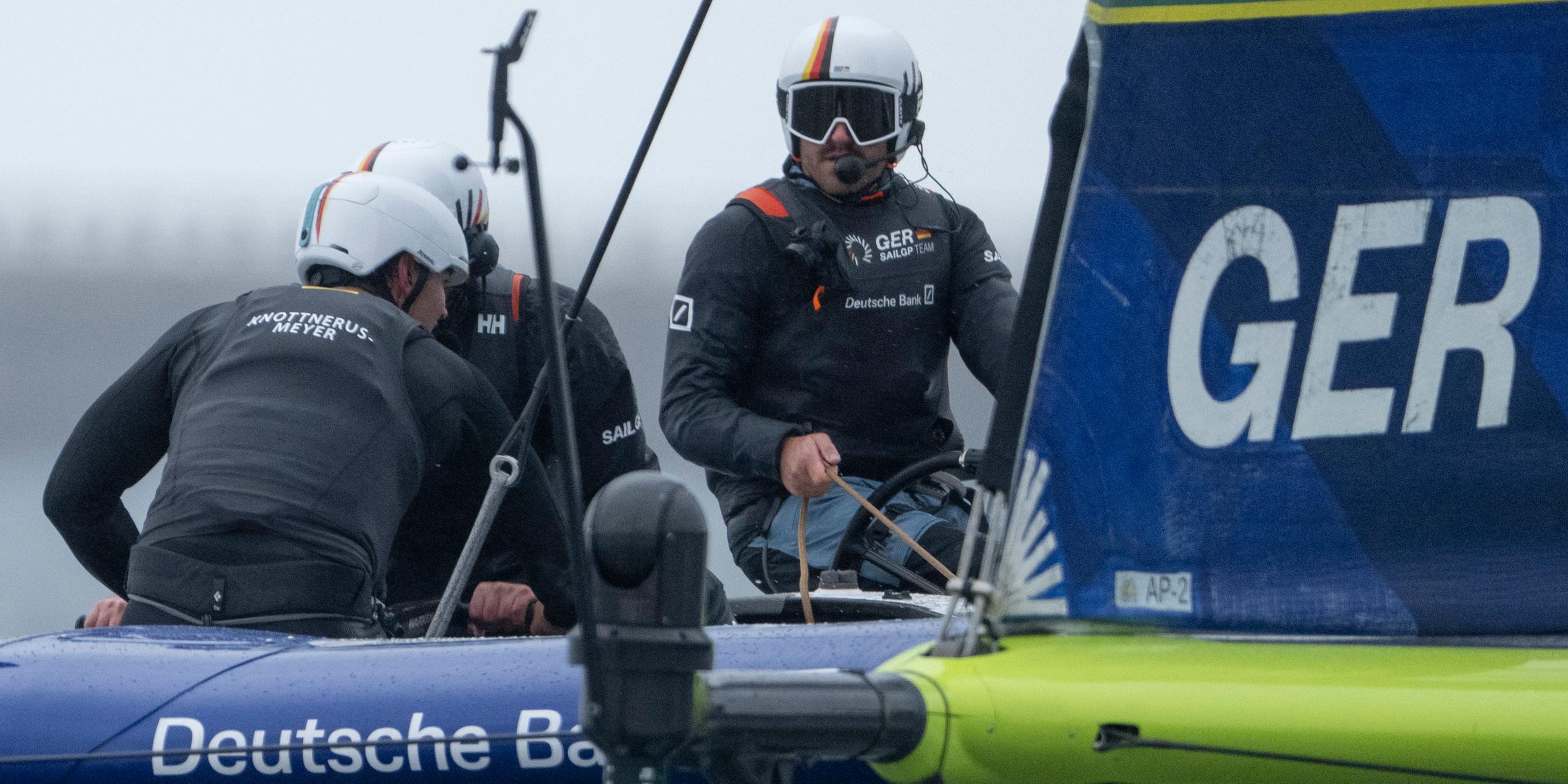 Das Germany SailGP Team im Trainingseinsatz beim Rolex Los Angeles Sail Grand Prix mit Steuermann Erik Heil (Strande), daneben in Rückenansicht Jonathan Knottnerus-Meyer