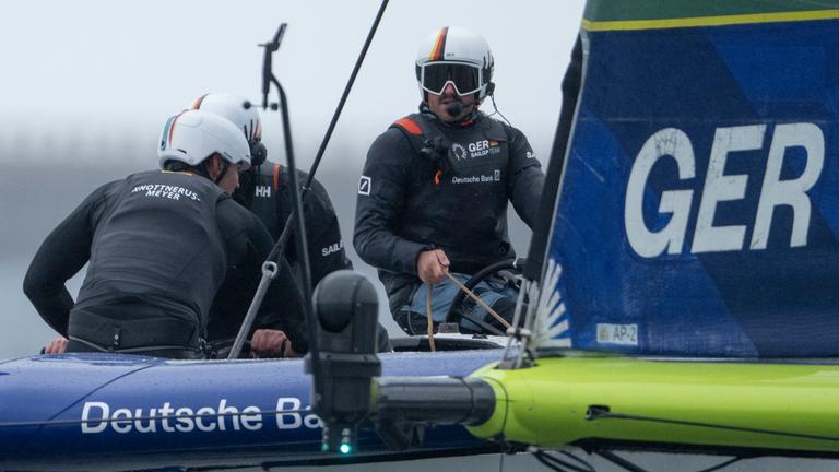 Das Germany SailGP Team im Trainingseinsatz beim Rolex Los Angeles Sail Grand Prix mit Steuermann Erik Heil (Strande), daneben in Rückenansicht Jonathan Knottnerus-Meyer