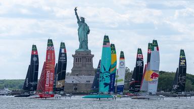 Lady Liberty schaut über die SailGP-Flotte auf dem Hudson River.