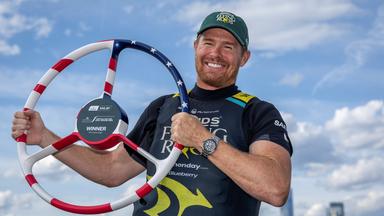 Australiens Fahrer, der dreimalige SailGP-Saisonmeister und aktuelle Spitzenreiter Tom Slingsby mit dem Siegersteuer in New York. 