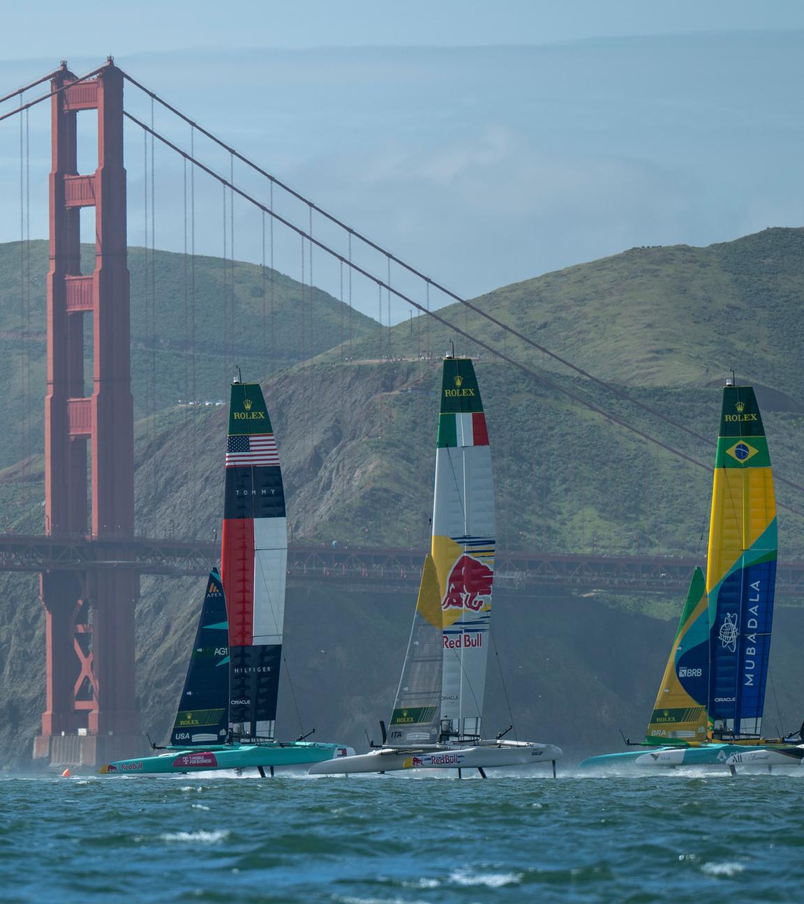 Segel fahren bei einer Trainingseinheit am 21.03.25 an der Golden Gate Bridge vorbei.