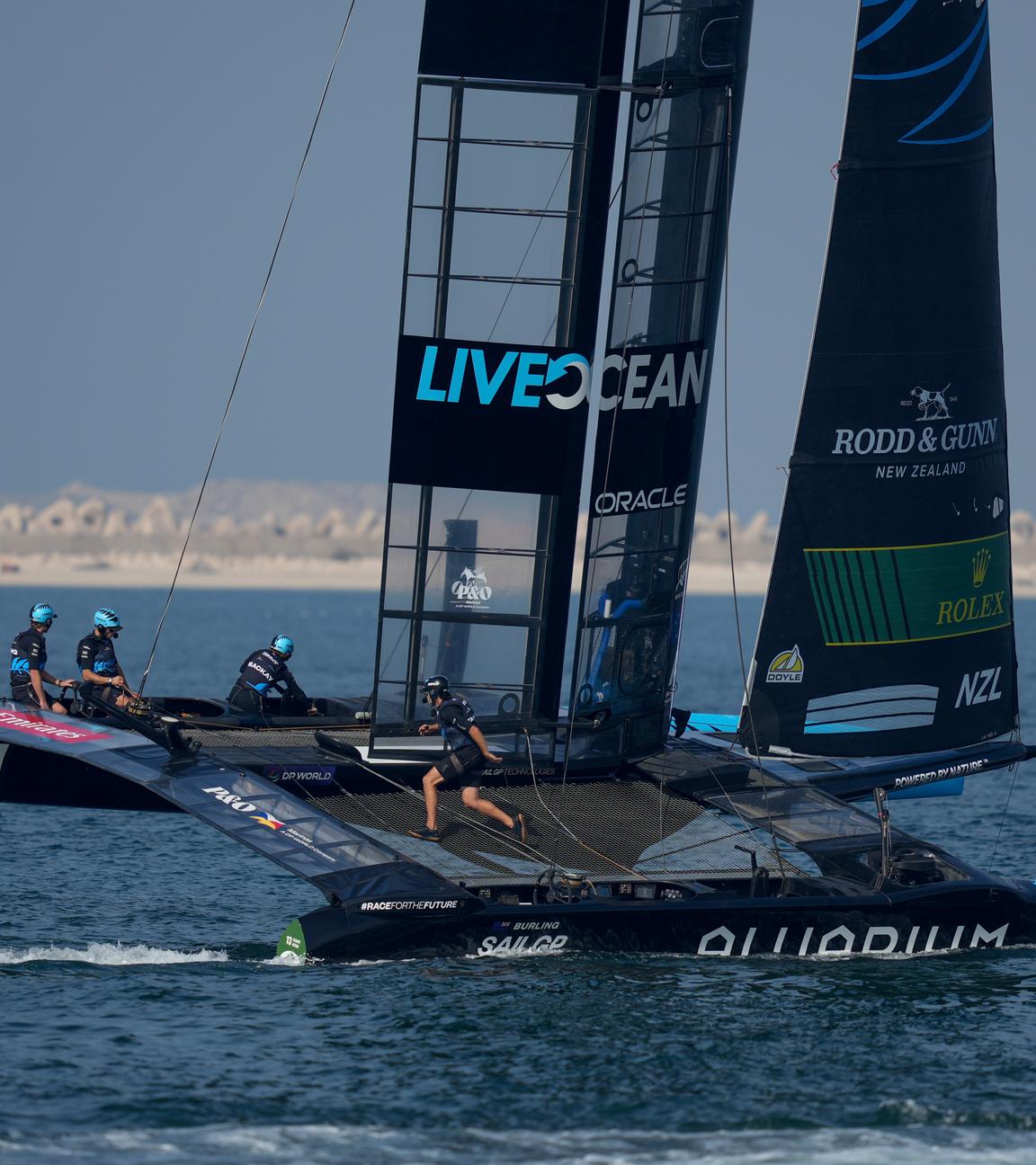 Das neuseeländische SailGP Team tritt während des Dubai Sail Grand Prix Race in Dubai.