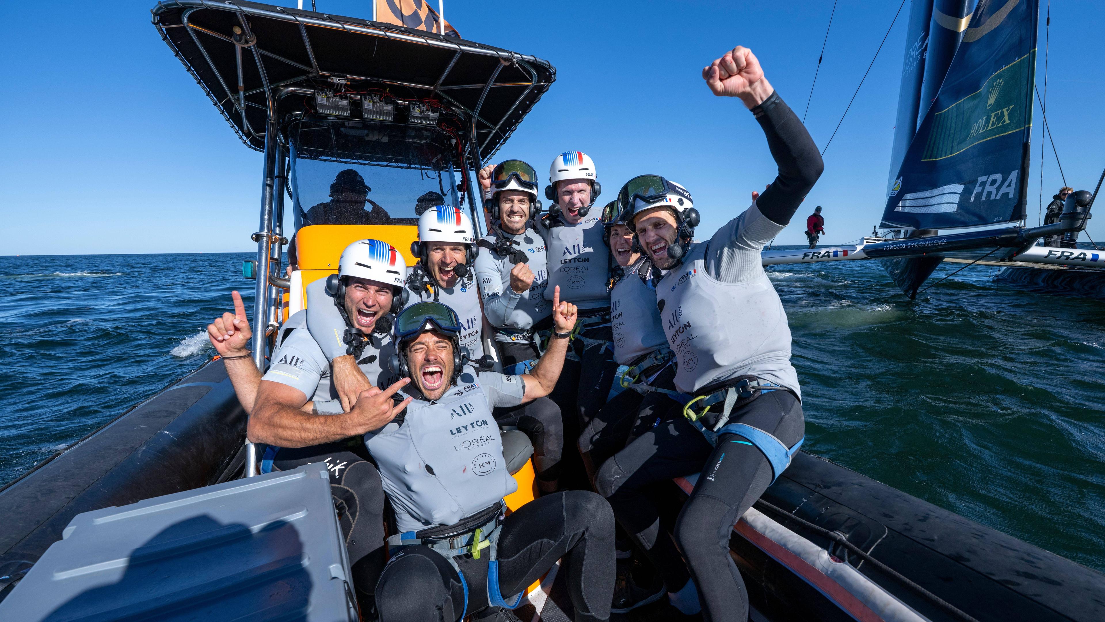 Frankreichs SailGP-Team sitzt im Boot und feiert den Sieg im Final-Rennen von Sassnitz