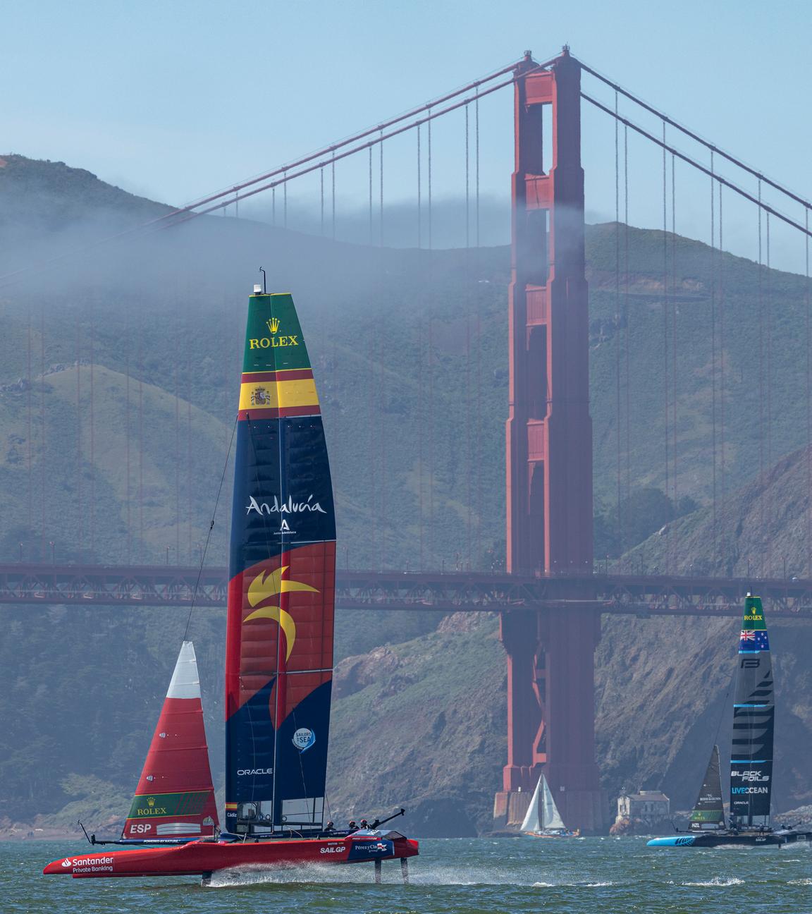 Der Katamaran des spanischen Teams segelt vor der Golden Gate Bridge.