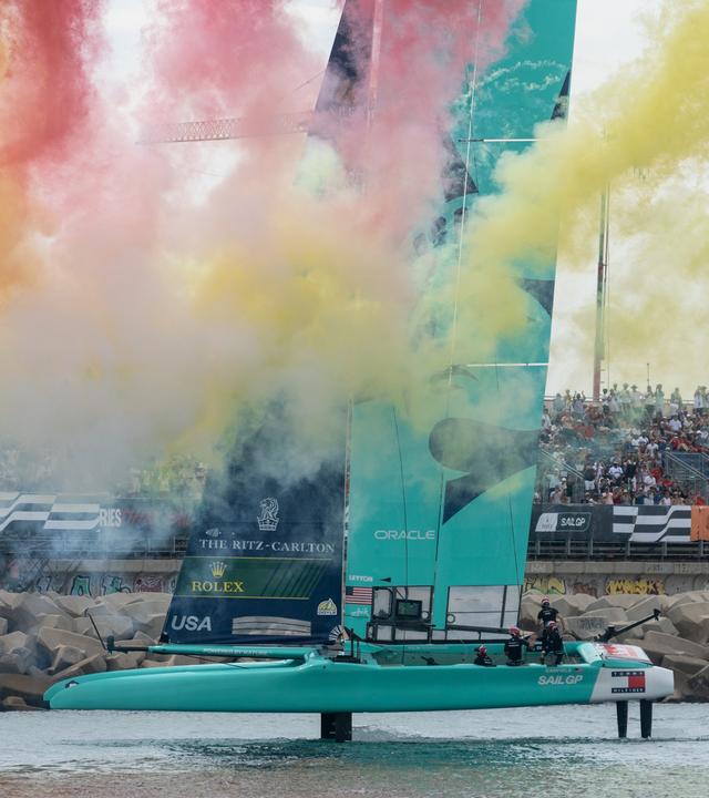 Das US-Team mit dem Siegerfeuer im Ziel beim SailGP-Event in Valencia.