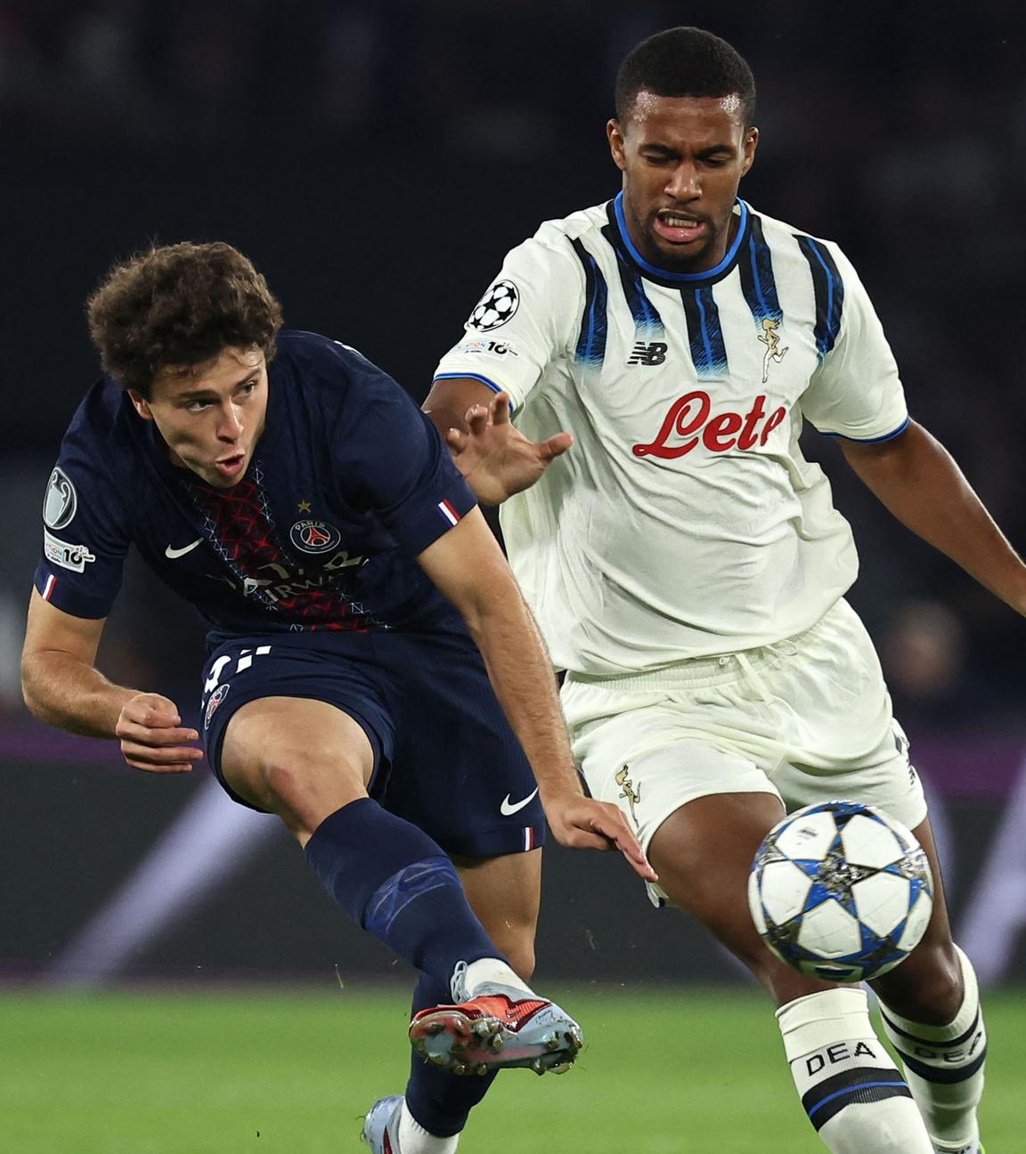 Joao Neves (87, Paris Saint-Germain) und Isak Hien (4, Atalanta) kämpfen.