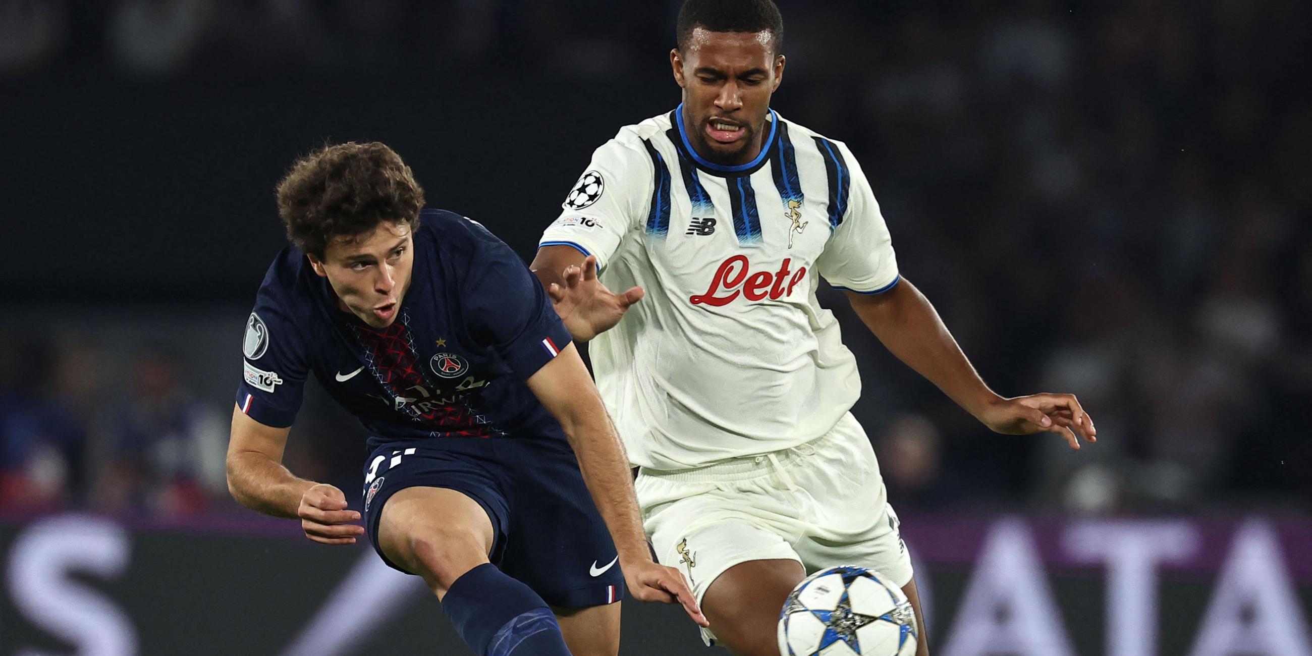 João Neves (87, Paris Saint-Germain) und Isak Hien (4, Atalanta) kämpfen um den Ball.