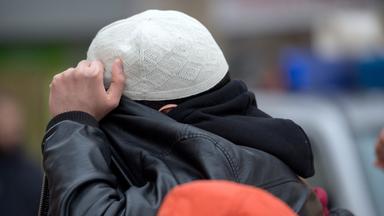 Symbolbild: Salafist verdeckt sein Gesicht