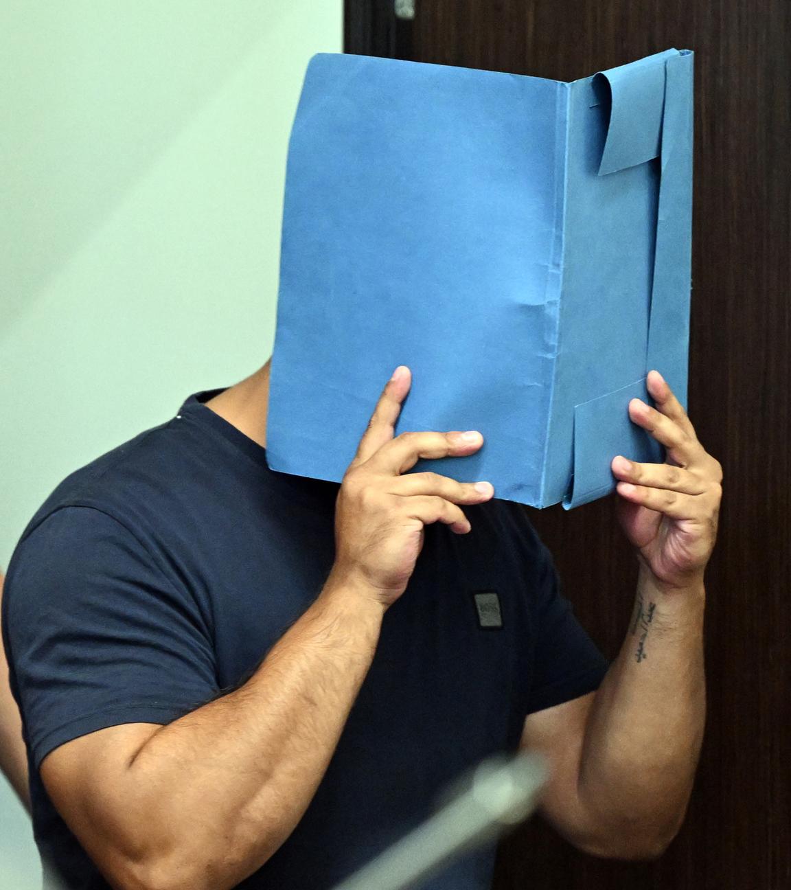 Nordrhein-Westfalen, Düsseldorf: Der Angeklagte wird in den Gerichtssaal geführt. Er erreichte unter dem Namen "Abdelhamid" als Prediger bei Tiktok und Instagram Hunderttausende Follower. Archivbild