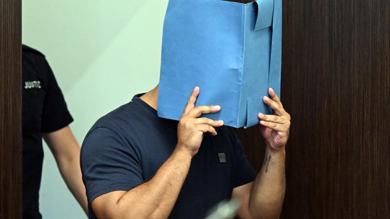 Nordrhein-Westfalen, Düsseldorf: Der Angeklagte wird in den Gerichtssaal geführt. Er erreichte unter dem Namen "Abdelhamid" als Prediger bei Tiktok und Instagram Hunderttausende Follower. Archivbild