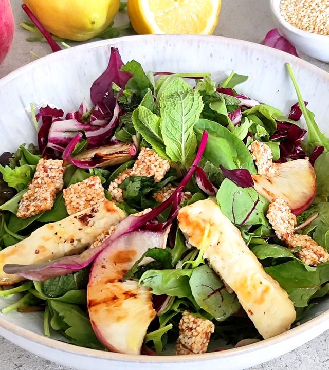 Grüner Salat mit Halloumi, Pfirsich und Pastéli 