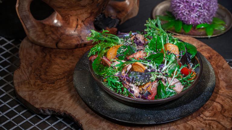 Herbstliche Salatbowl mit marinierter Lachsforelle und Süßkartoffeln