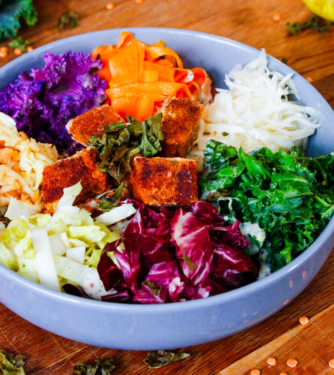 Winterliche Salatbowl mit Linsentofu