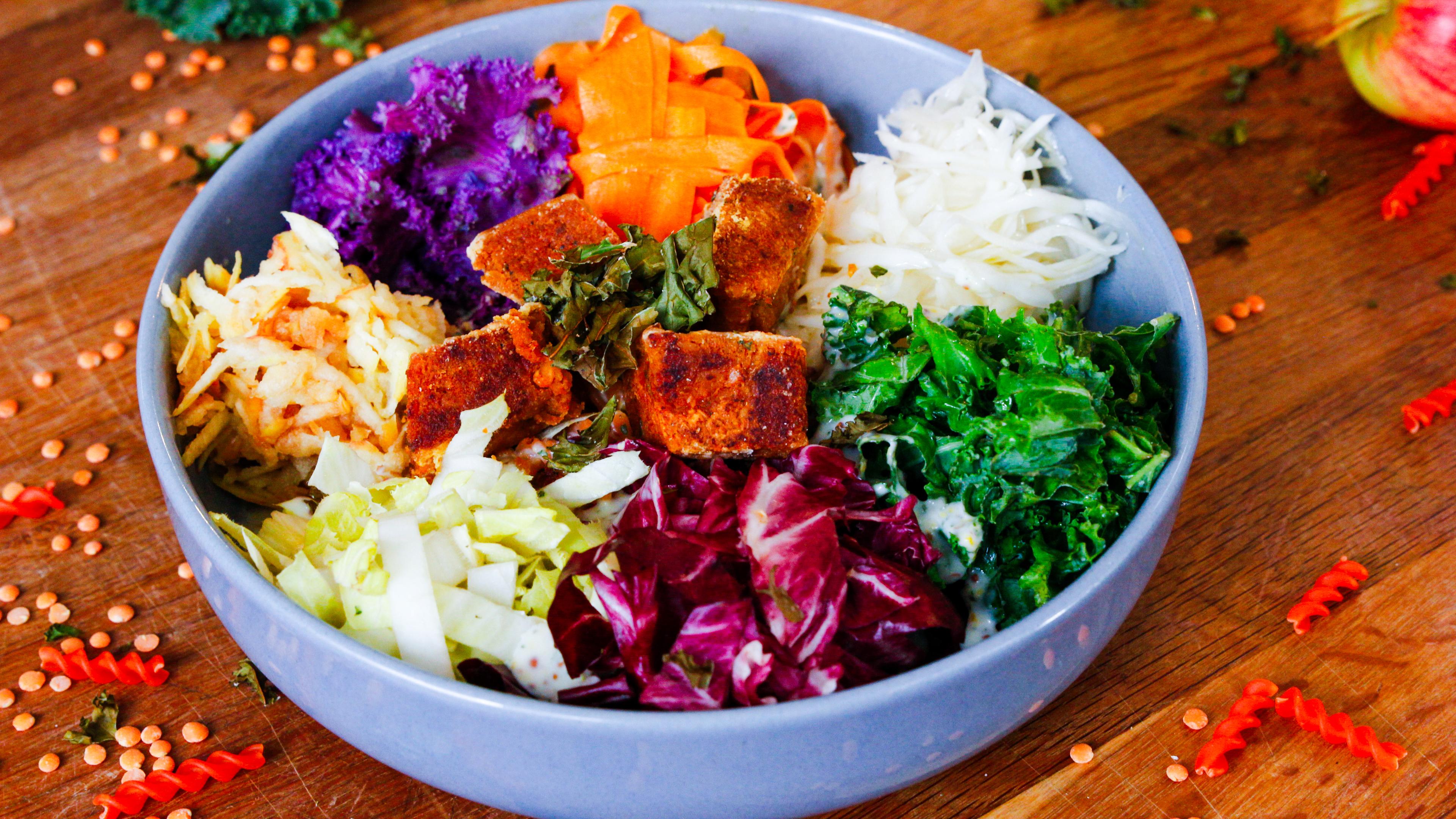Winterliche Salatbowl mit Linsentofu