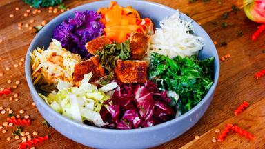 Winterliche Salatbowl mit Linsentofu