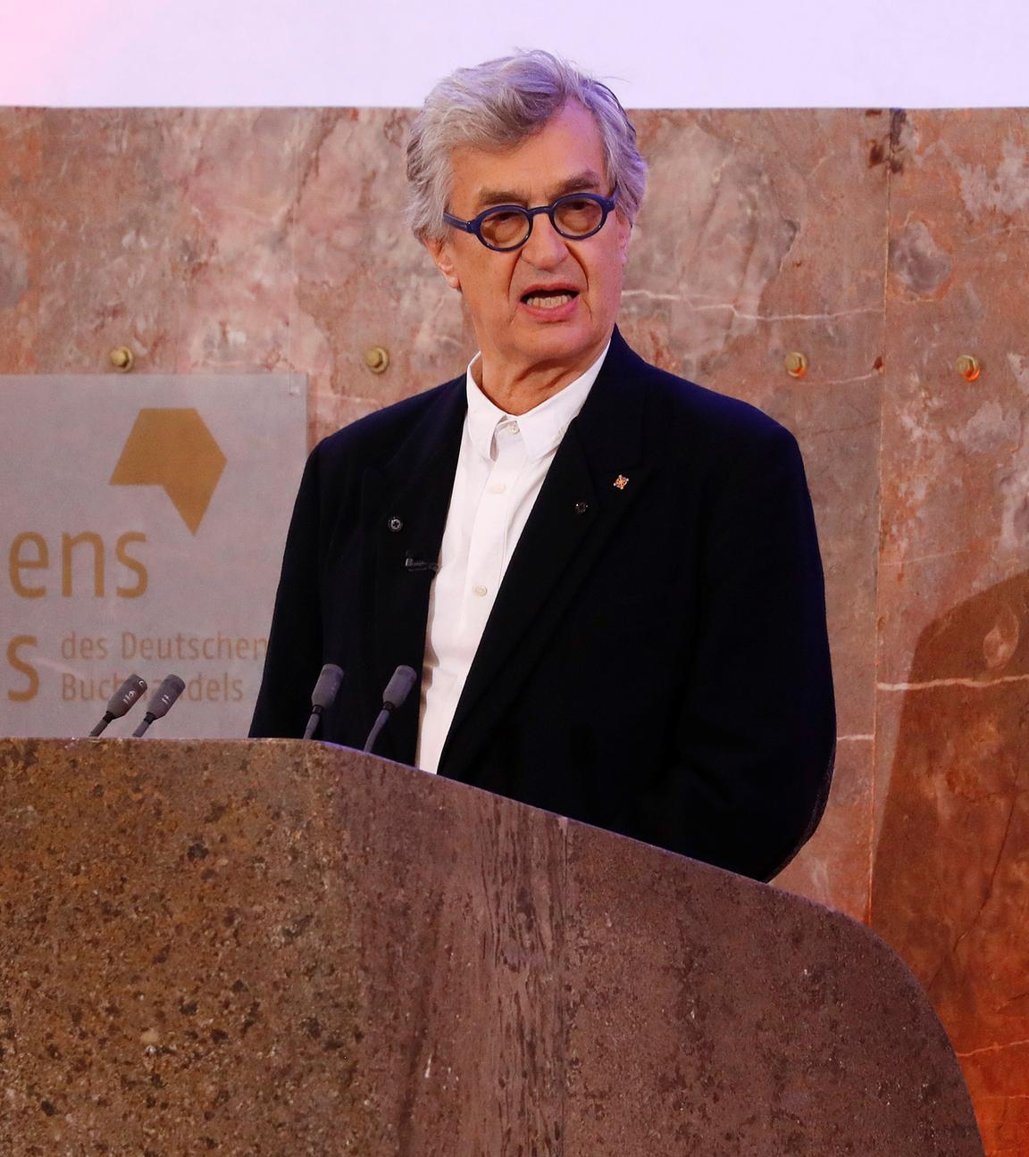 Regisseur Wim Wenders am Rednerpult bei der Friedenspreisverleihung 2019 am 20.10.2019 in Frankfurt.