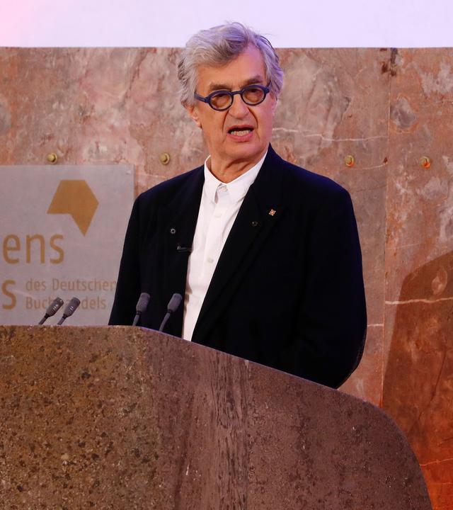 Regisseur Wim Wenders am Rednerpult bei der Friedenspreisverleihung 2019 am 20.10.2019 in Frankfurt.
