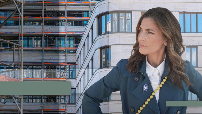 Katty Salié vor fertigen Wohnblocks und Baufassade