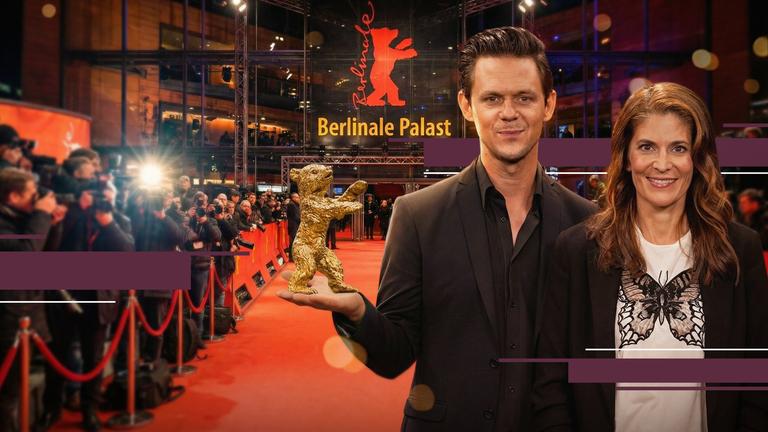 Die "aspekte"-Moderatoren Katty Salié und Jo Schück stehen vor dem Berlinale Palast auf dem roten Teppich. Hinter ihnen ist die Absperrung und das Blitzgewitter der Fotografen sowie das leuchtende Berlinale-Logo zu sehen. Jo Schück hält einen goldenen Bären in der ausgestreckten Hand.