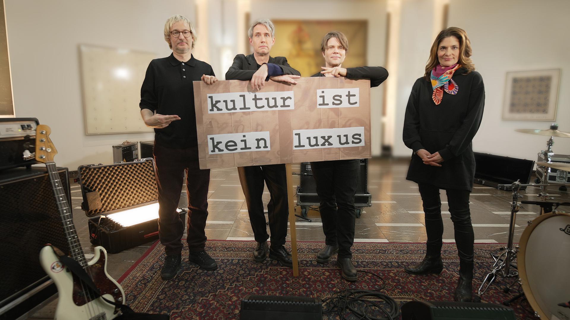 Moderatorin Katty Salié und die Band Tocotronic mit Demoposter "Kultur ist kein Luxus"
