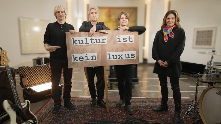 Moderatorin Katty Salié und die Band Tocotronic mit Demoposter "Kultur ist kein Luxus"