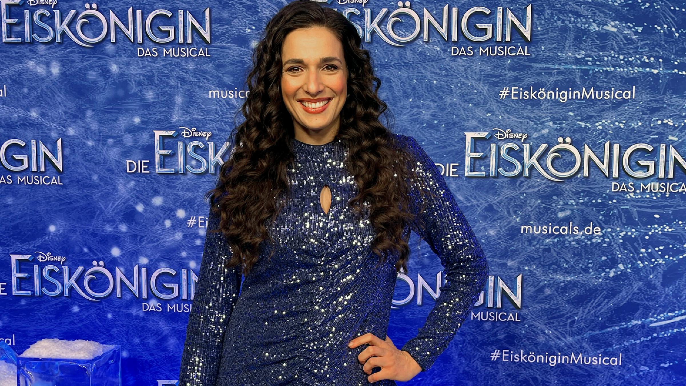Die YouTuberin Sally Özcan bei der Premiere des Musicals "Die Eiskönigin".