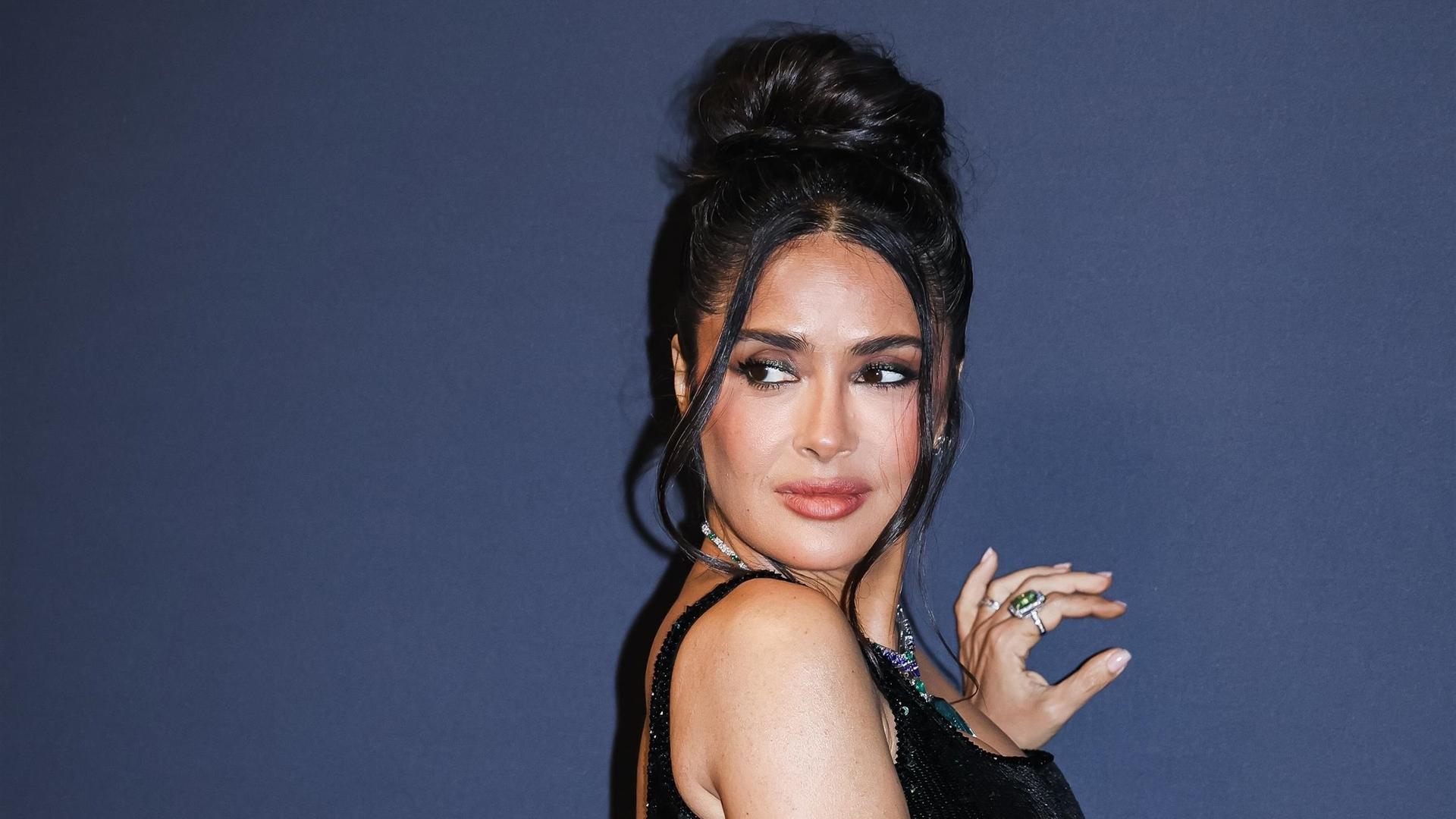 Salma Hayek knuddelt fremden Hund