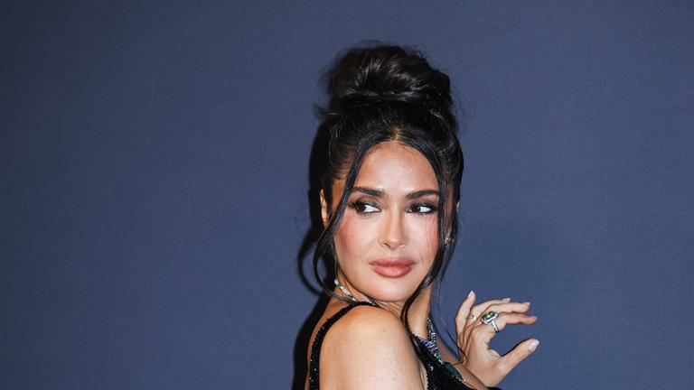 Salma Hayek knuddelt fremden Hund