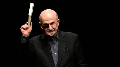 Autor Salman Rushdie auf der Bühne vor einem Lesung in Berlin am 16. Mai 2024.