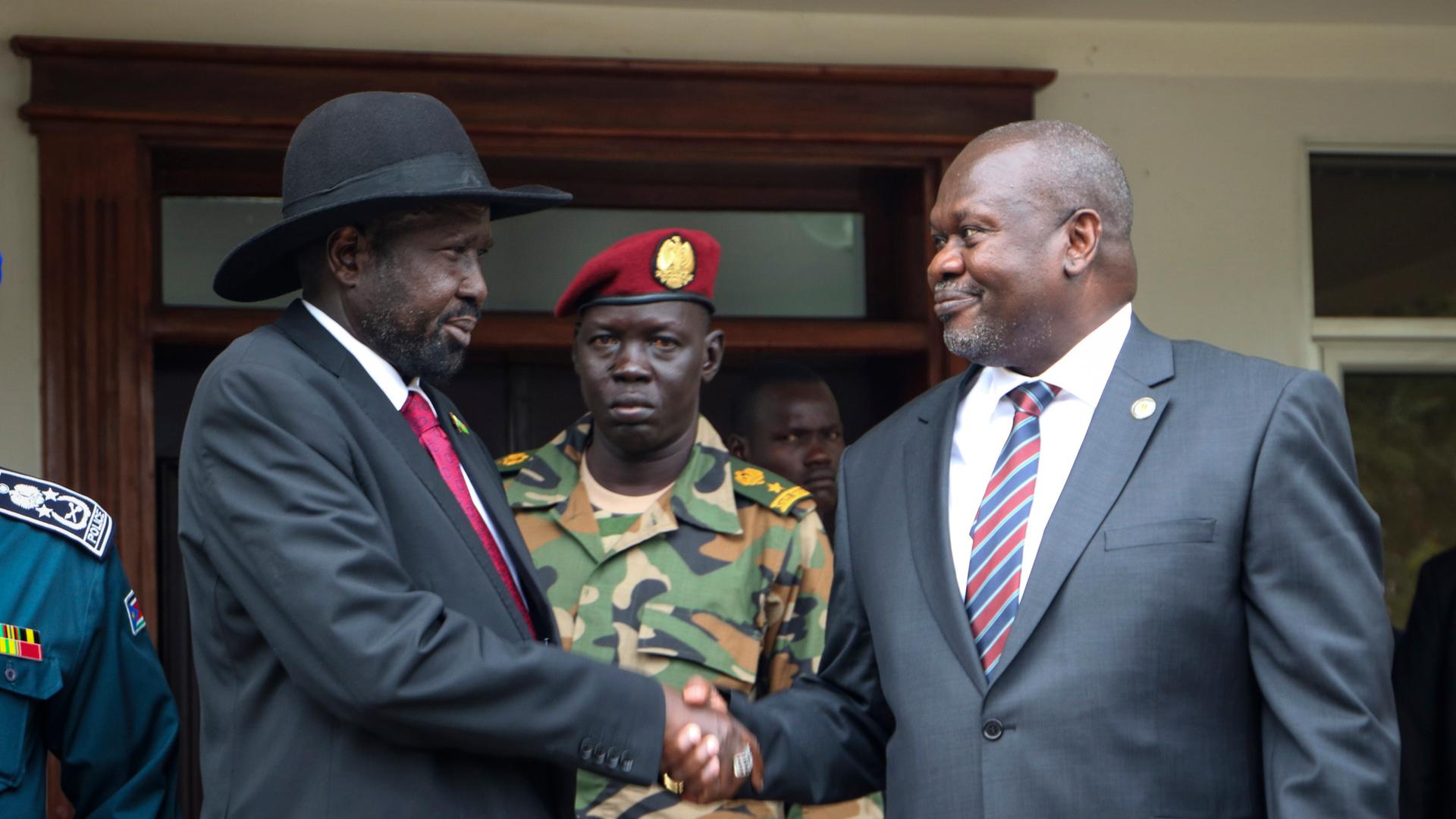 Südsudans Präsident Salva Kiir (links) und Vizepräsident Riek Machar (rechts) geben sich nach Treffen zur Erörterung offener Fragen des Friedensabkommens, Archivbild