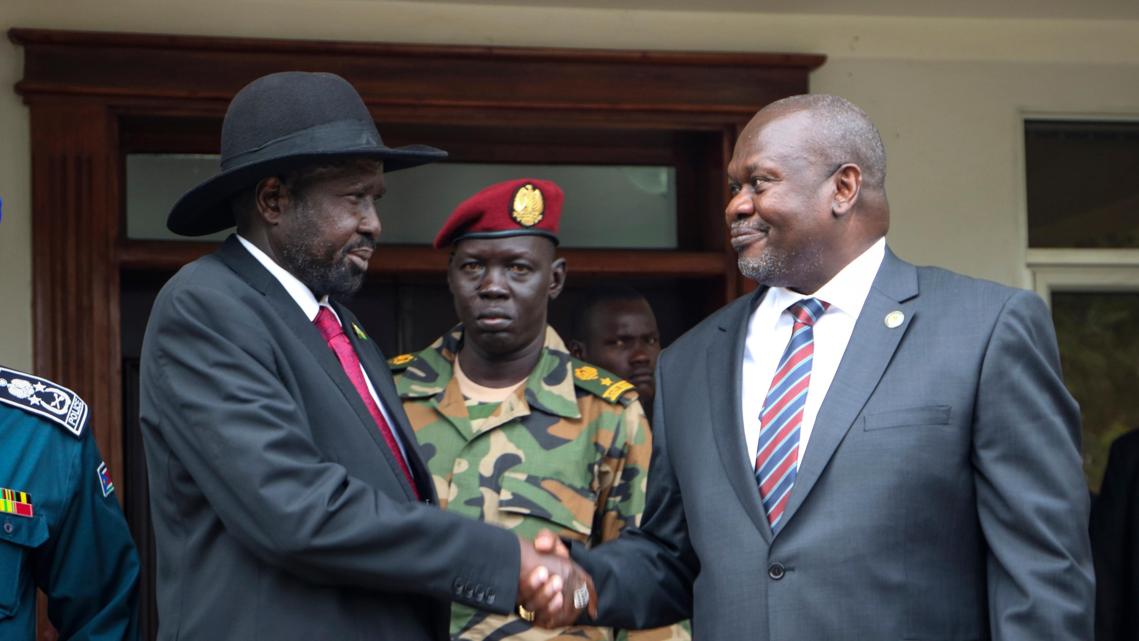 Südsudans Präsident Salva Kiir (links) und Vizepräsident Riek Machar (rechts) geben sich nach Treffen zur Erörterung offener Fragen des Friedensabkommens, Archivbild