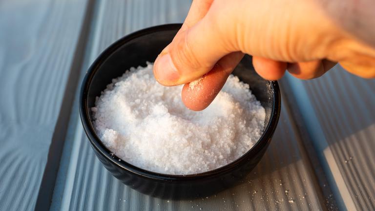 Schale mit Salz