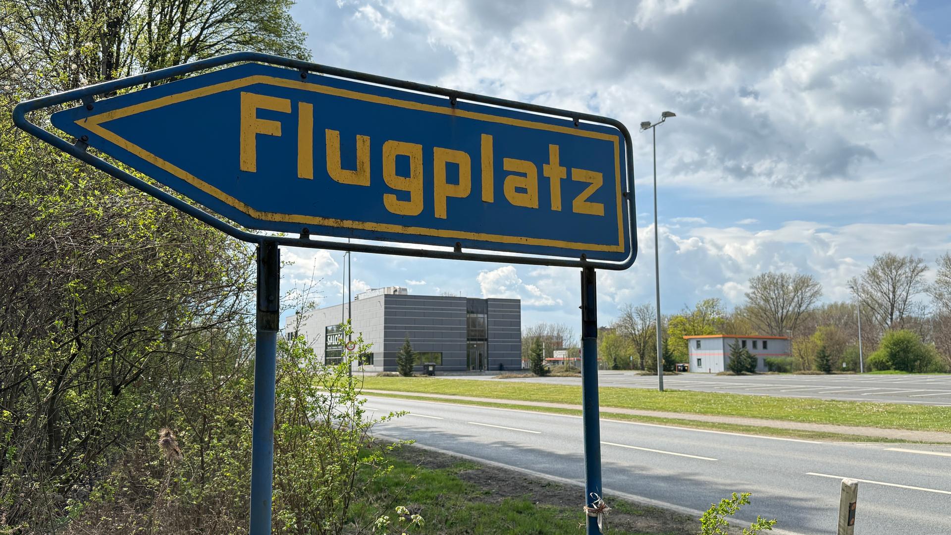 Flugzeugabsturz in Salzgitter auf einem Werksgelände - Schild zeigt den Weg zum Werk