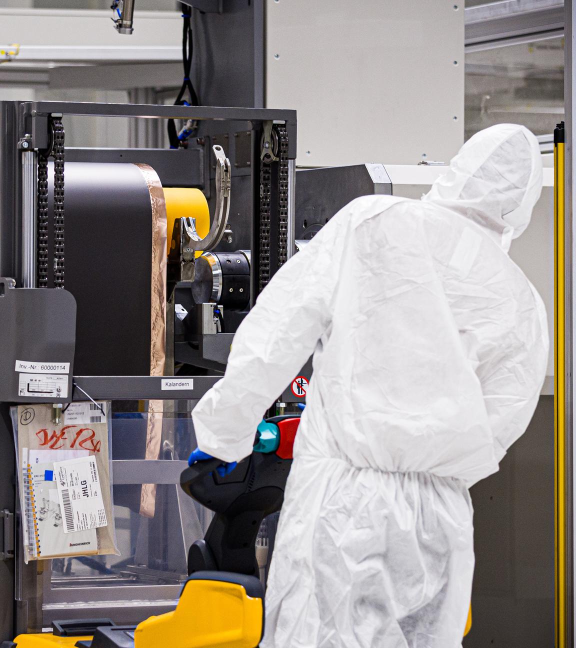 Salzgitter: Ein Mitarbeiter arbeitet in einem Reinraum in der neuen Batteriefabrik PowerCo.