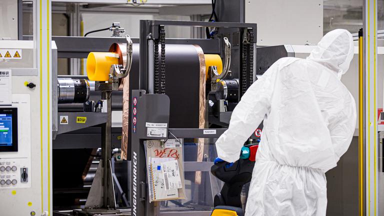 Salzgitter: Ein Mitarbeiter arbeitet in einem Reinraum in der neuen Batteriefabrik PowerCo.